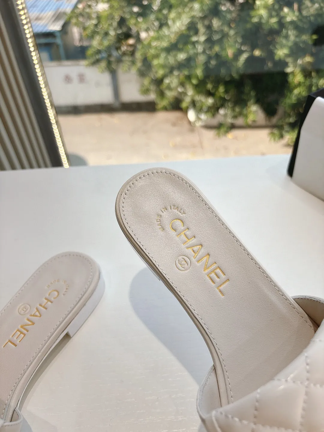 👟👟Ex-factory price 500👟👟 💖💖CHANEL Chanel's most popular flat-soled rhombus slippers. The counters are crazy. The photos are popular on all major social platforms. This catwalk style is absolutely too handsome. It is definitely the most popular style this season. The fairies at the counter are really knowledgeable. They don't get stuck or rub your feet. The texture is very soft and comfortable on the feet. Super versatile. 1⃣️Material: cowhide 2⃣️Inner lining: Environmentally friendly imported sheepskin lining 3⃣️Outsole: Genuine leather bottom 4⃣️Code number: 35-39 (40.41. Customized)